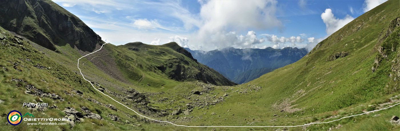 22 Bella conca pascoliva tra Monte Avaro e Monte di Sopra con la Baita Alta al centro.jpg